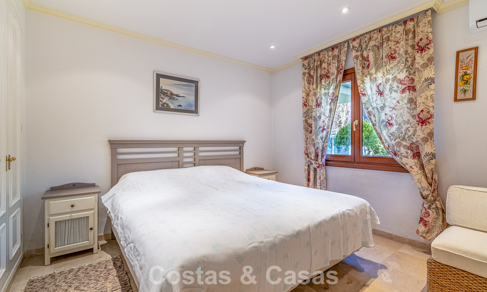 Beachside villa op een steenworp van het strand te koop aan de gewilde New Golden Mile tussen Marbella en Estepona 802582