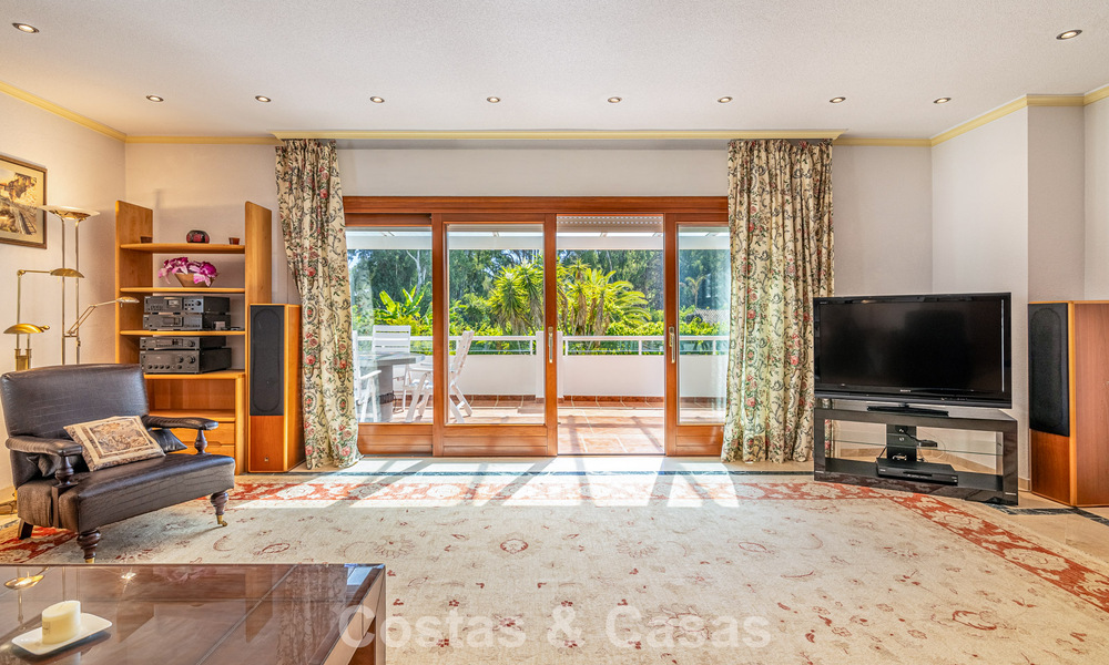 Beachside villa op een steenworp van het strand te koop aan de gewilde New Golden Mile tussen Marbella en Estepona 802587