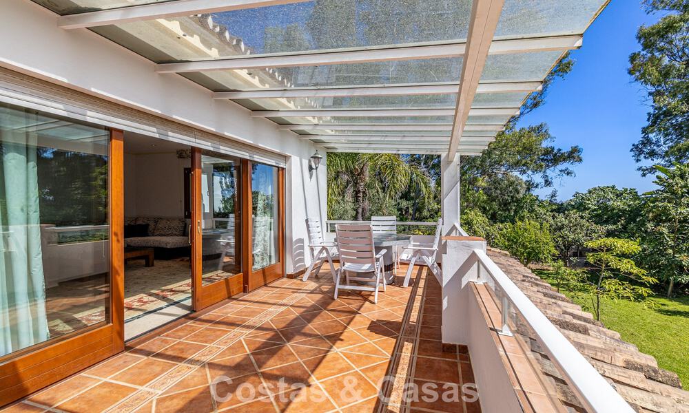 Beachside villa op een steenworp van het strand te koop aan de gewilde New Golden Mile tussen Marbella en Estepona 802590