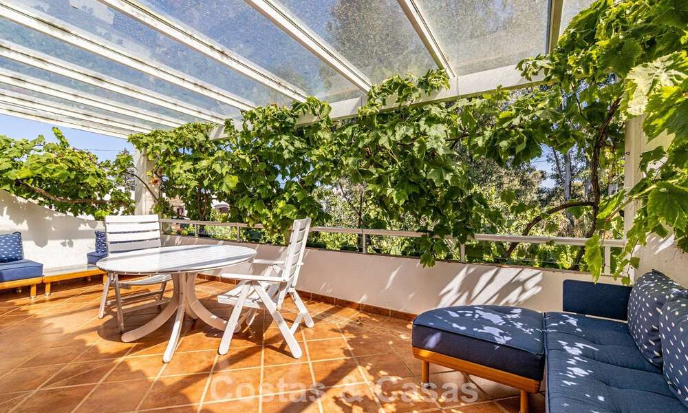 Beachside villa op een steenworp van het strand te koop aan de gewilde New Golden Mile tussen Marbella en Estepona 802595