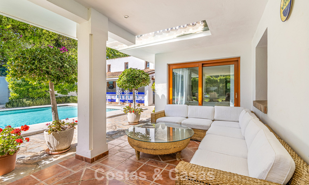 Beachside villa op een steenworp van het strand te koop aan de gewilde New Golden Mile tussen Marbella en Estepona 802596