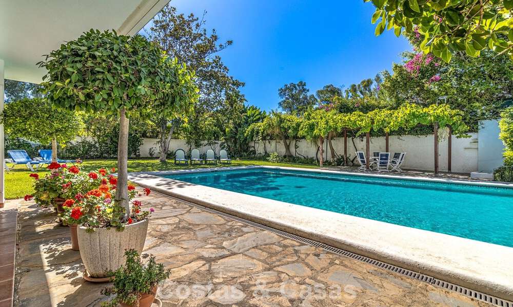 Beachside villa op een steenworp van het strand te koop aan de gewilde New Golden Mile tussen Marbella en Estepona 802597
