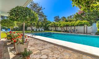 Beachside villa op een steenworp van het strand te koop aan de gewilde New Golden Mile tussen Marbella en Estepona 802597 
