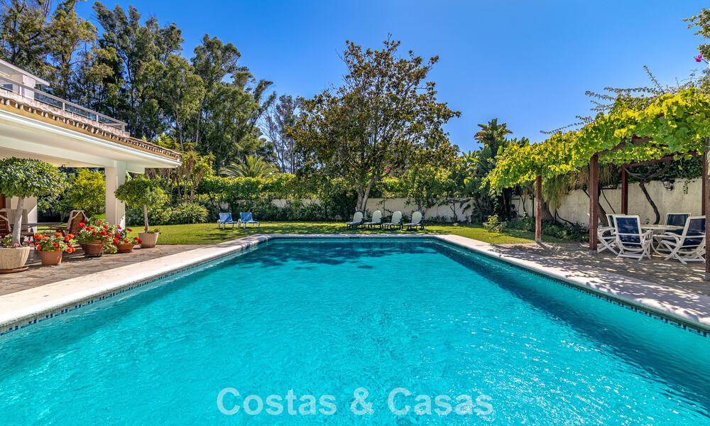 Beachside villa op een steenworp van het strand te koop aan de gewilde New Golden Mile tussen Marbella en Estepona 802599