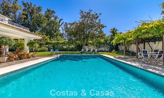Beachside villa op een steenworp van het strand te koop aan de gewilde New Golden Mile tussen Marbella en Estepona 802599 