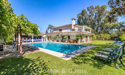 Beachside villa op een steenworp van het strand te koop aan de New Golden Mile tussen Marbella en Estepona 802601