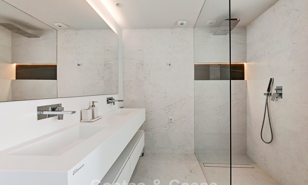 Moderne tuinappartement met zeezicht te koop in een exclusief boetiekcomplex nabij Marbella 802606