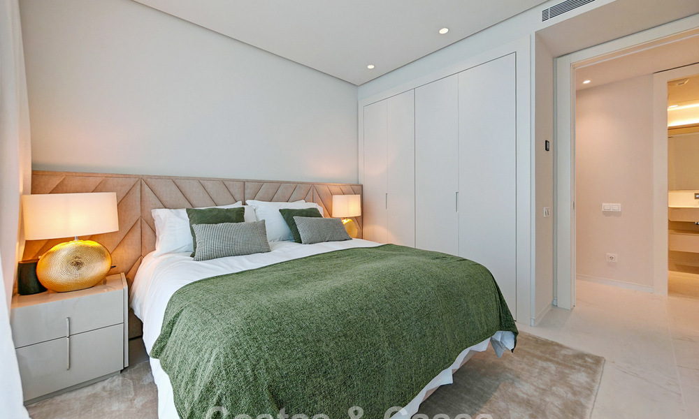 Moderne tuinappartement met zeezicht te koop in een exclusief boetiekcomplex nabij Marbella 802613