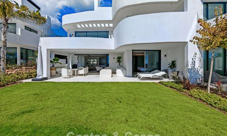 Moderne tuinappartement met zeezicht te koop in een exclusief boetiekcomplex nabij Marbella 802620