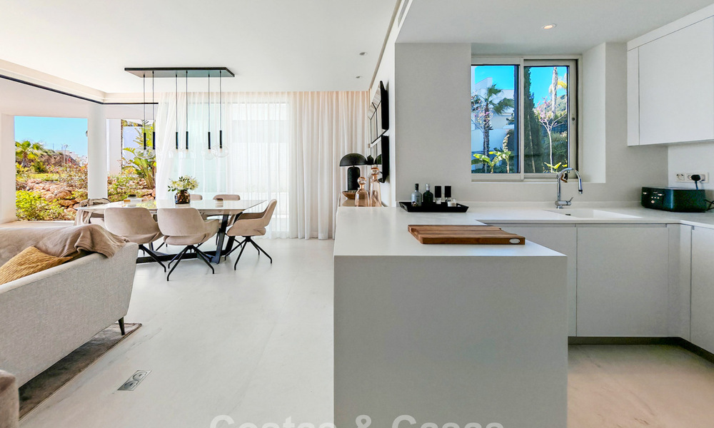 Moderne tuinappartement met zeezicht te koop in een exclusief boetiekcomplex nabij Marbella 802622