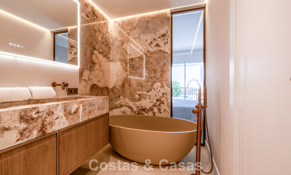 Gerenoveerd designappartement met panoramisch zeezicht te koop in La Quinta, Marbella - Benahavis 802708