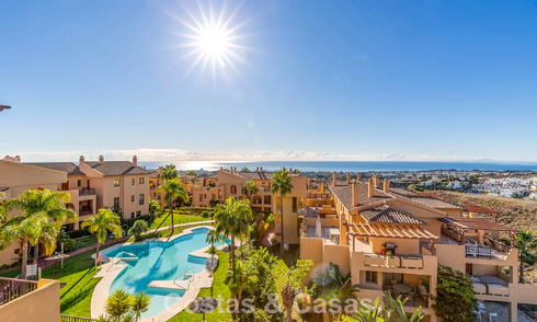 Lichtrijk penthouse met panoramisch zeezicht te koop in de heuvels van Marbella - Benahavis 802655