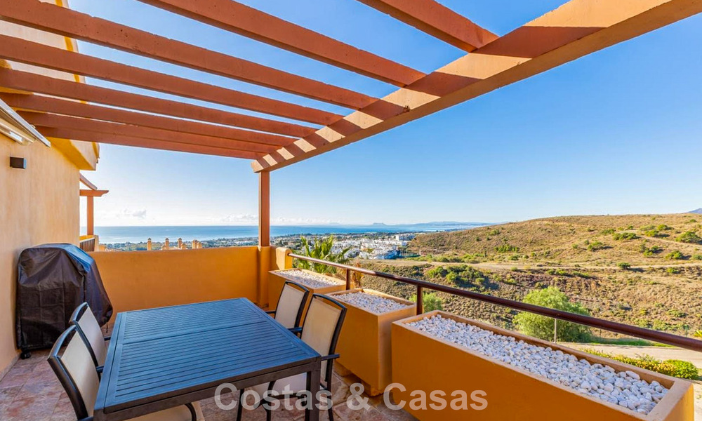 Lichtrijk penthouse met panoramisch zeezicht te koop in de heuvels van Marbella - Benahavis 802656
