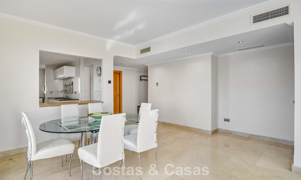 Lichtrijk penthouse met panoramisch zeezicht te koop in de heuvels van Marbella - Benahavis 802659