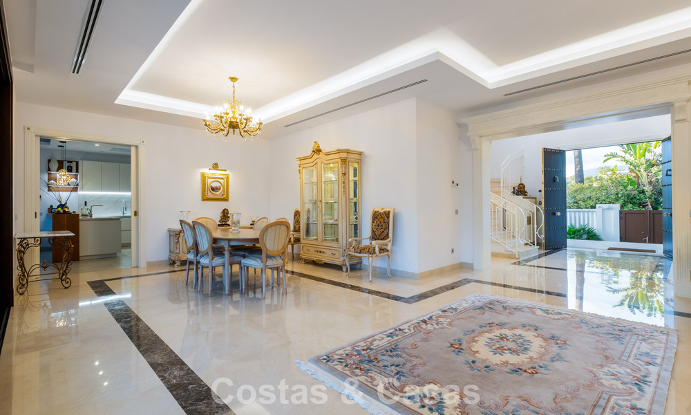 Klassieke Mediterrane Villa te koop op enkele meters v/h strand e/d golfbaan o/d New Golden Mile tussen Marbella en Estepona 802718