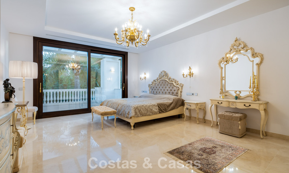 Klassieke Mediterrane Villa te koop op enkele meters v/h strand e/d golfbaan o/d New Golden Mile tussen Marbella en Estepona 802719