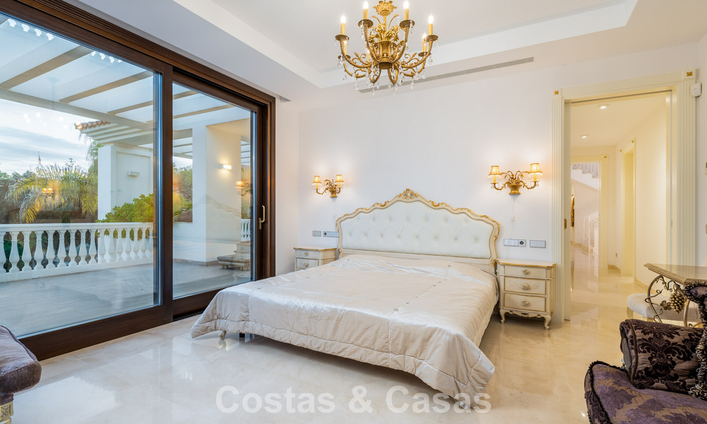 Klassieke Mediterrane Villa te koop op enkele meters v/h strand e/d golfbaan o/d New Golden Mile tussen Marbella en Estepona 802724
