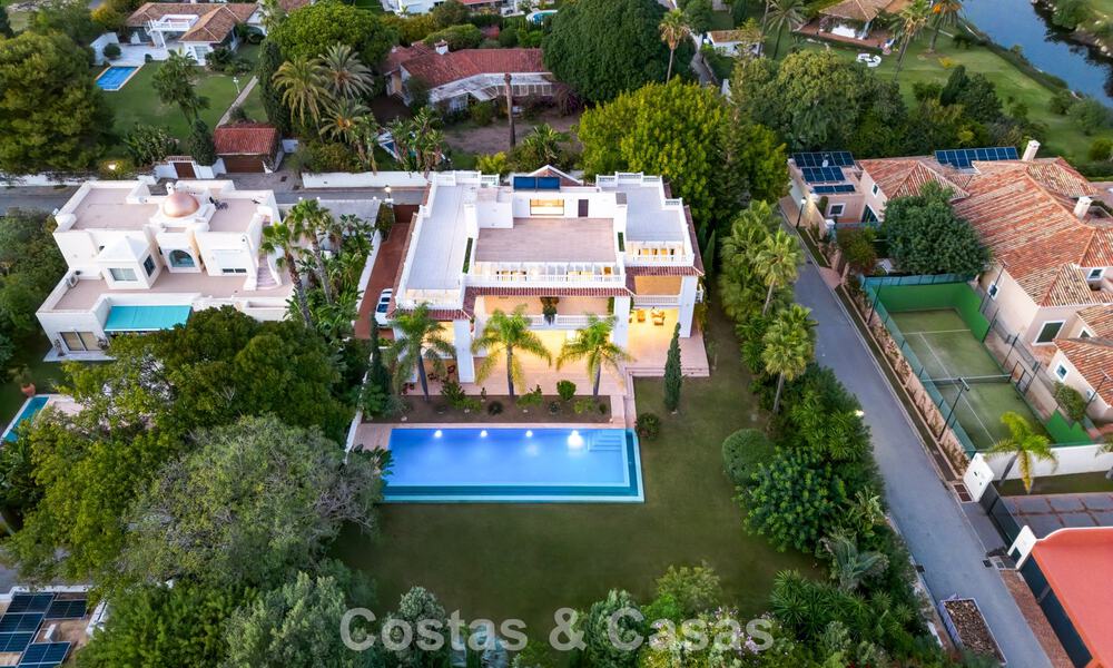 Klassieke Mediterrane Villa te koop op enkele meters v/h strand e/d golfbaan o/d New Golden Mile tussen Marbella en Estepona 802725
