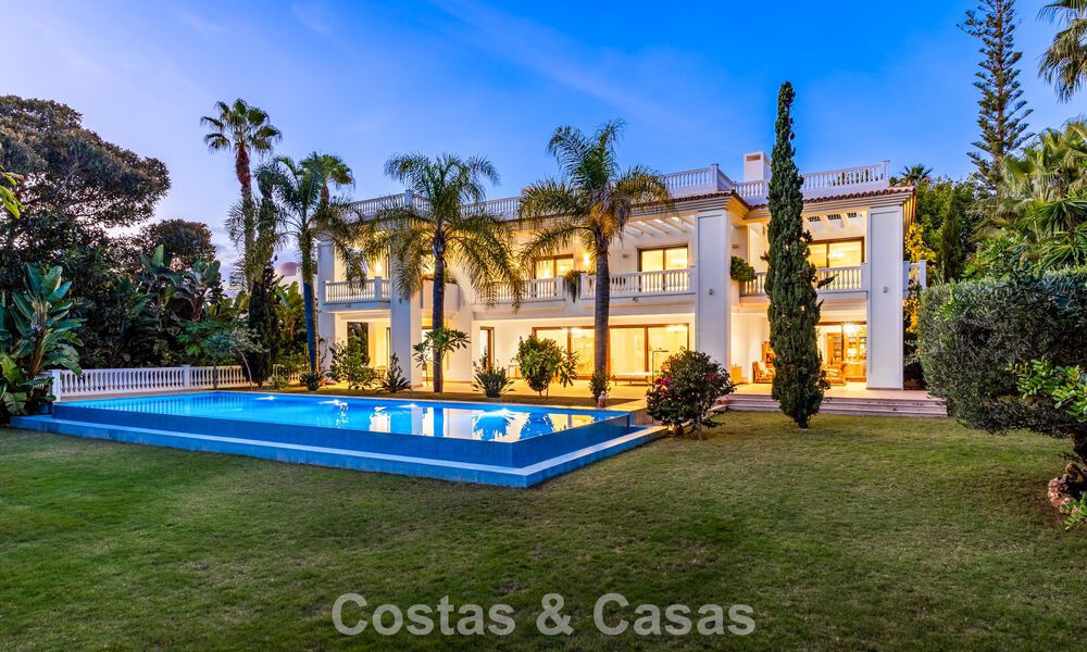 Klassieke Mediterrane Villa te koop op enkele meters v/h strand e/d golfbaan o/d New Golden Mile tussen Marbella en Estepona 802726