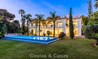 Klassieke Mediterrane Villa te koop op enkele meters v/h strand e/d golfbaan o/d New Golden Mile tussen Marbella en Estepona 802726 