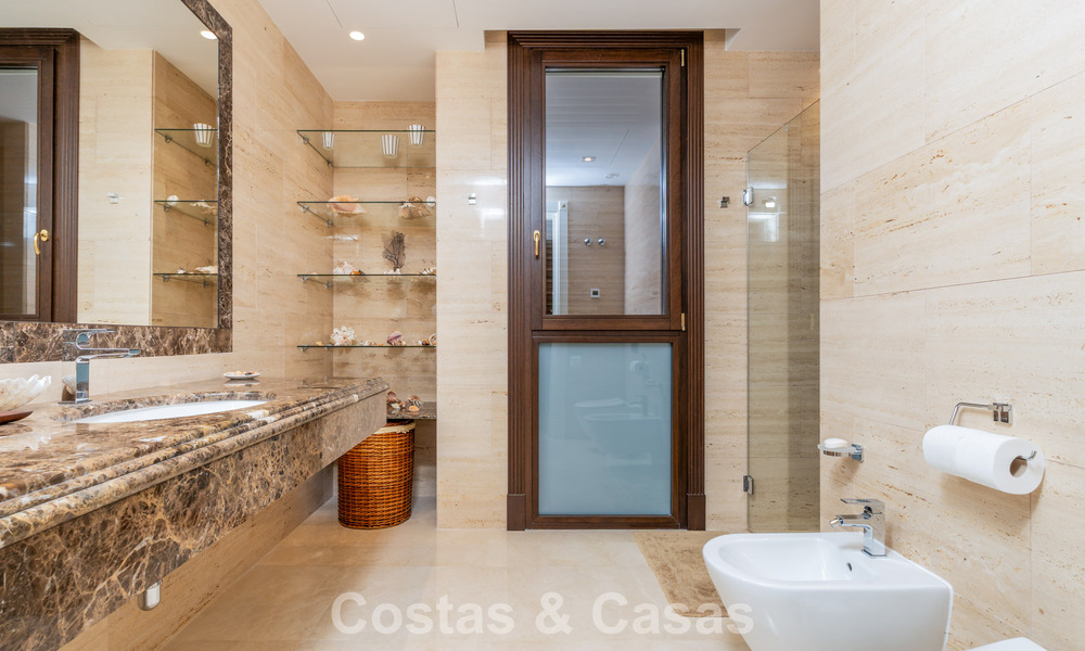 Klassieke Mediterrane Villa te koop op enkele meters v/h strand e/d golfbaan o/d New Golden Mile tussen Marbella en Estepona 802727