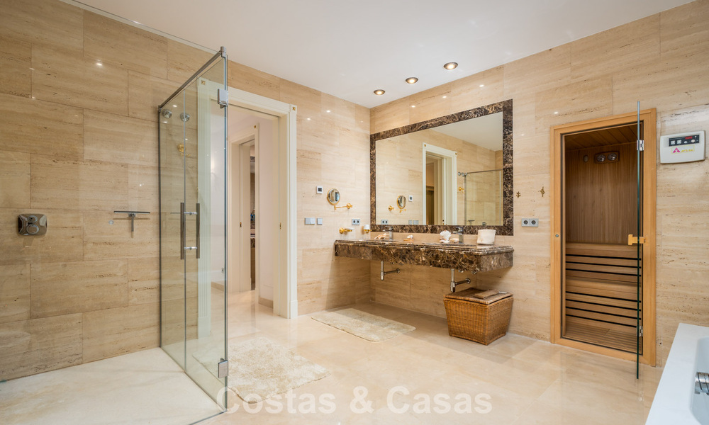 Klassieke Mediterrane Villa te koop op enkele meters v/h strand e/d golfbaan o/d New Golden Mile tussen Marbella en Estepona 802728