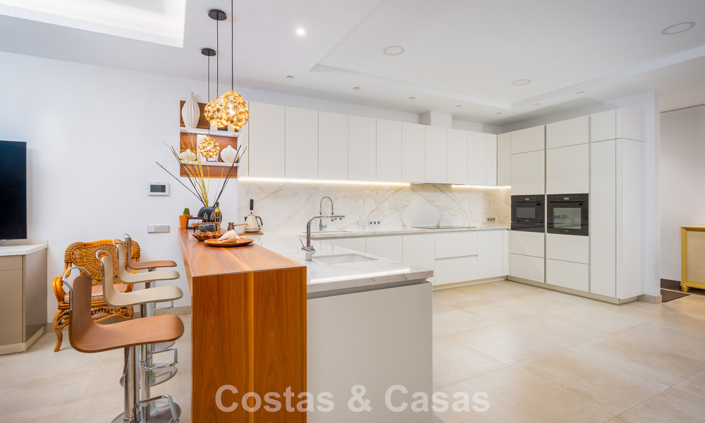 Klassieke Mediterrane Villa te koop op enkele meters v/h strand e/d golfbaan o/d New Golden Mile tussen Marbella en Estepona 802731