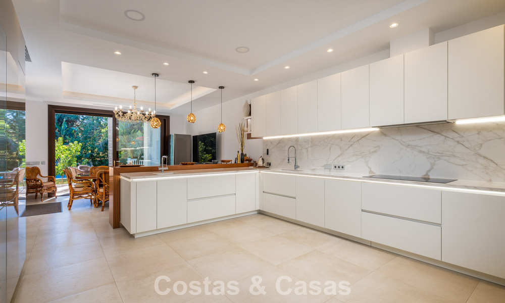 Klassieke Mediterrane Villa te koop op enkele meters v/h strand e/d golfbaan o/d New Golden Mile tussen Marbella en Estepona 802732