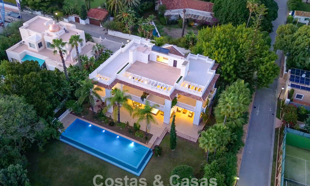 Klassieke Mediterrane Villa te koop op enkele meters v/h strand e/d golfbaan o/d New Golden Mile tussen Marbella en Estepona 802740