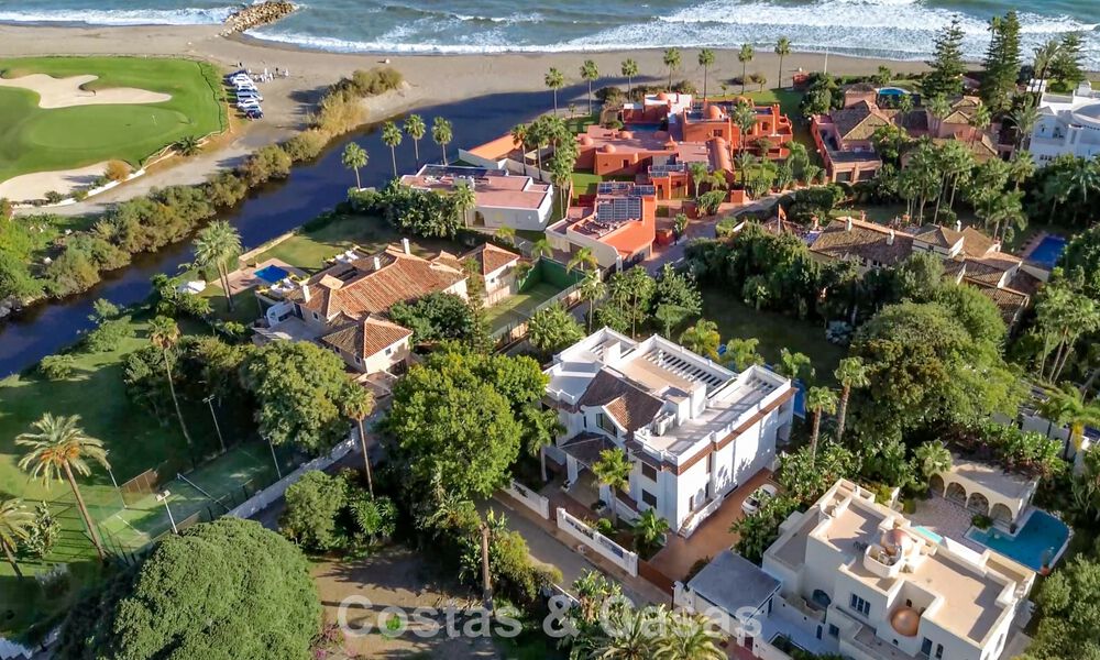 Klassieke Mediterrane Villa te koop op enkele meters v/h strand e/d golfbaan o/d New Golden Mile tussen Marbella en Estepona 802741