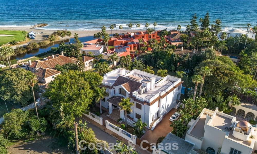 Klassieke Mediterrane Villa te koop op enkele meters v/h strand e/d golfbaan o/d New Golden Mile tussen Marbella en Estepona 802744