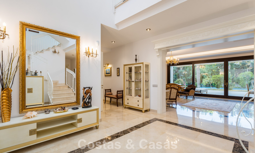 Klassieke Mediterrane Villa te koop op enkele meters v/h strand e/d golfbaan o/d New Golden Mile tussen Marbella en Estepona 802745