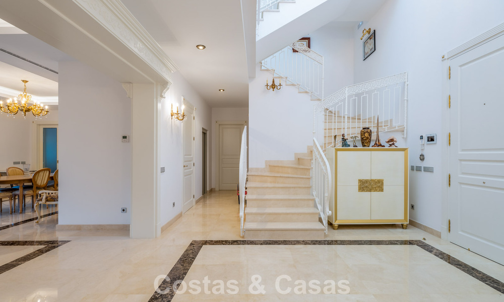 Klassieke Mediterrane Villa te koop op enkele meters v/h strand e/d golfbaan o/d New Golden Mile tussen Marbella en Estepona 802746