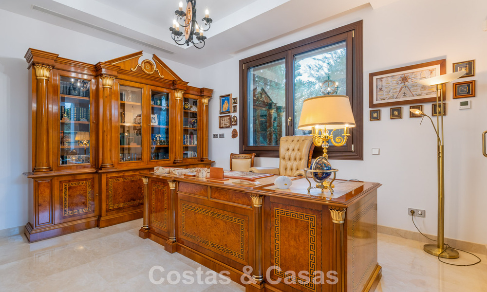 Klassieke Mediterrane Villa te koop op enkele meters v/h strand e/d golfbaan o/d New Golden Mile tussen Marbella en Estepona 802753