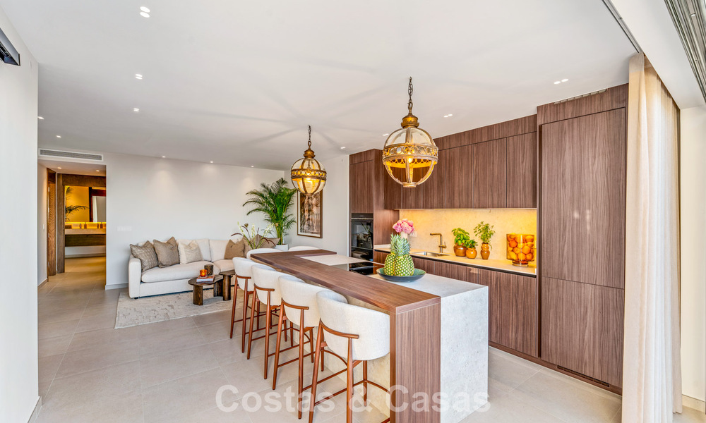 Luxueus gerenoveerd appartement met zeezicht te koop in een gated community op de Golden Mile in Marbella 802837
