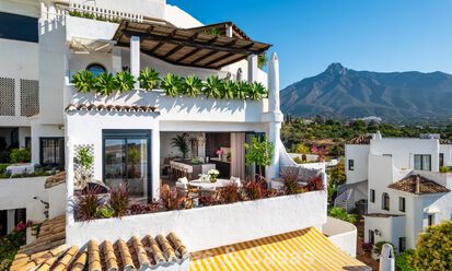 Luxueus gerenoveerd appartement met zeezicht te koop in een gated community op de Golden Mile in Marbella 802858