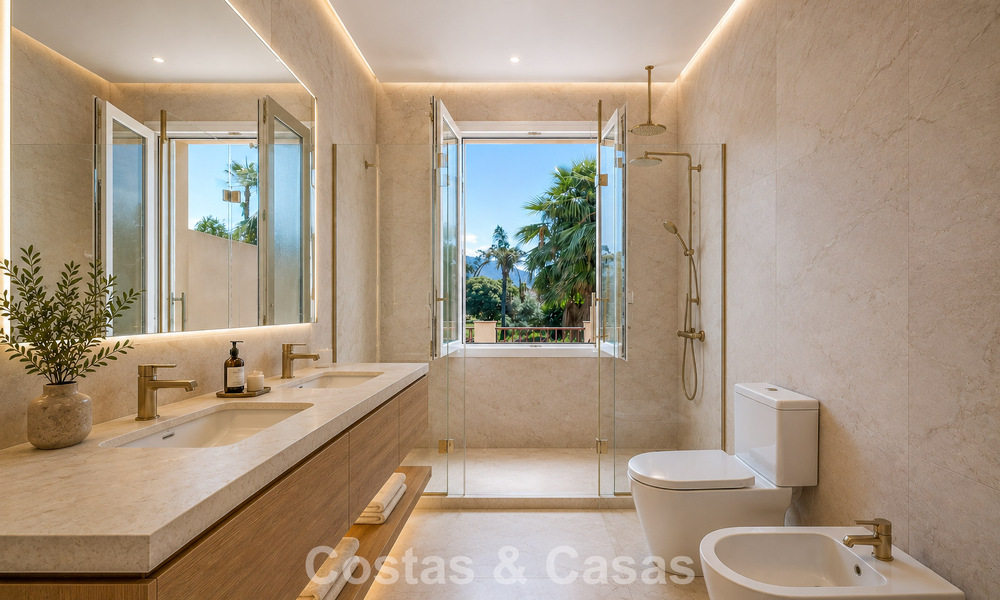 Halfvrijstaande villa met veel potentieel te koop, eerstelijns golf in Nueva Andalucia, Marbella 802866