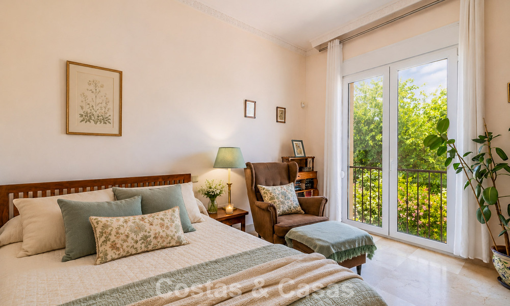 Halfvrijstaande villa met veel potentieel te koop, eerstelijns golf in Nueva Andalucia, Marbella 802877