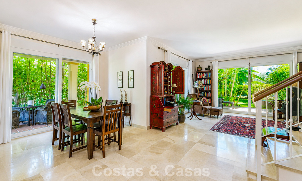 Halfvrijstaande villa met veel potentieel te koop, eerstelijns golf in Nueva Andalucia, Marbella 802879