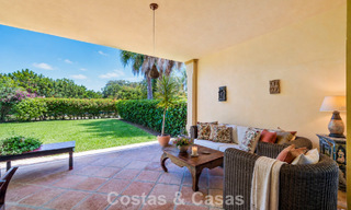 Halfvrijstaande villa met veel potentieel te koop, eerstelijns golf in Nueva Andalucia, Marbella 802880 