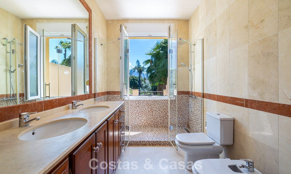 Halfvrijstaande villa met veel potentieel te koop, eerstelijns golf in Nueva Andalucia, Marbella 802881