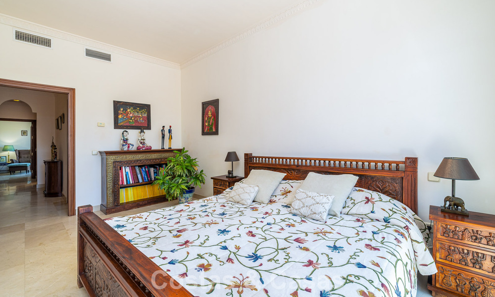 Halfvrijstaande villa met veel potentieel te koop, eerstelijns golf in Nueva Andalucia, Marbella 802885