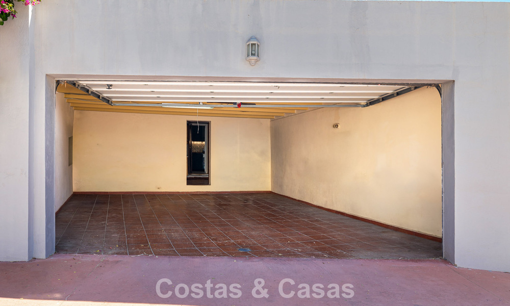 Halfvrijstaande villa met veel potentieel te koop, eerstelijns golf in Nueva Andalucia, Marbella 802891