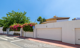 Halfvrijstaande villa met veel potentieel te koop, eerstelijns golf in Nueva Andalucia, Marbella 802892 