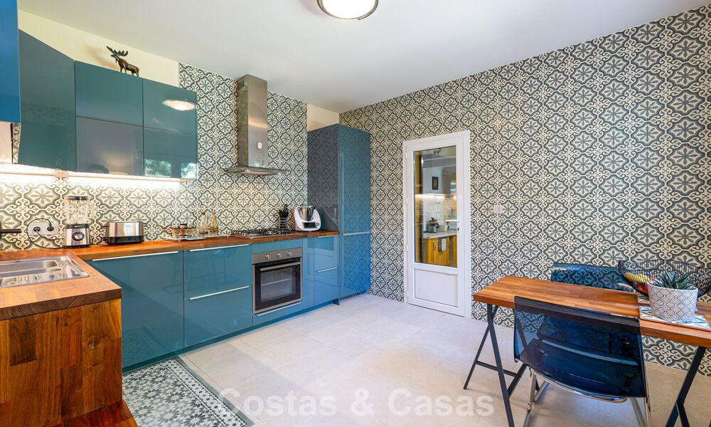 Halfvrijstaande villa met veel potentieel te koop, eerstelijns golf in Nueva Andalucia, Marbella 802894