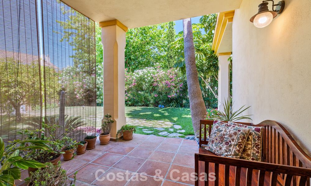 Halfvrijstaande villa met veel potentieel te koop, eerstelijns golf in Nueva Andalucia, Marbella 802898