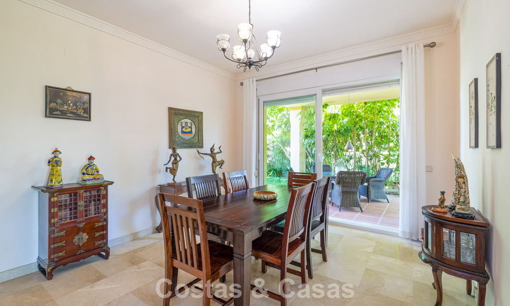 Halfvrijstaande villa met veel potentieel te koop, eerstelijns golf in Nueva Andalucia, Marbella 802901