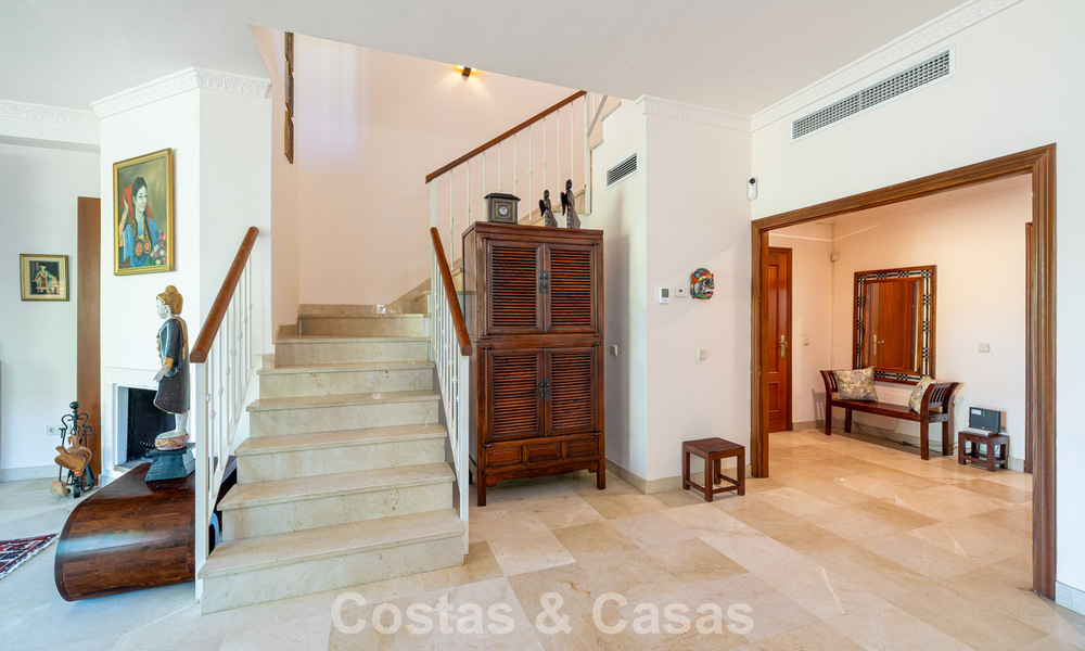 Halfvrijstaande villa met veel potentieel te koop, eerstelijns golf in Nueva Andalucia, Marbella 802902