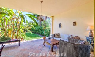 Halfvrijstaande villa met veel potentieel te koop, eerstelijns golf in Nueva Andalucia, Marbella 802904 