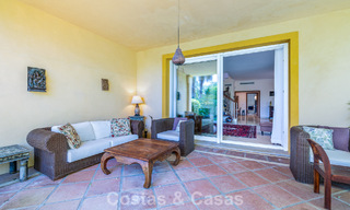 Halfvrijstaande villa met veel potentieel te koop, eerstelijns golf in Nueva Andalucia, Marbella 802905 
